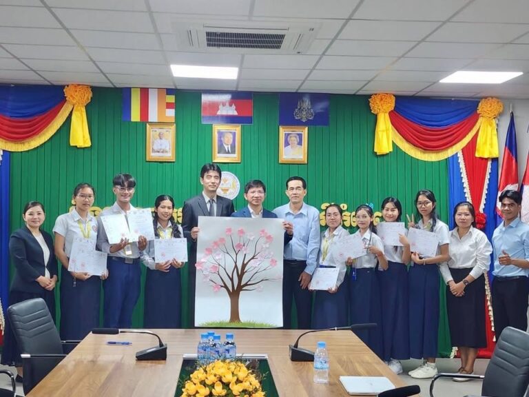 ពិធីចែកវិញ្ញាបនបត្របញ្ចប់ការសិក្សាភាសាជប៉ុនកម្រិត A1 និងលិខិតសរសើរ ដល់គរុនិស្សិតវិទ្យាស្ថានគរុកោសល្យរាជធានីភ្នំពេញ នាល្ងាចថ្ងៃចន្ទ ទី០៤ ខែឧសភា