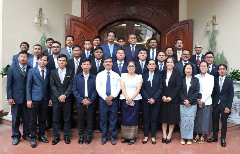 គណៈគ្រប់គ្រង និងគ្រូឧទ្ទេសនៃវិទ្យាស្ថានគរុកោសល្យរាជធានីភ្នំពេញ ១០រូប អញ្ជើញចូលរួមកម្មវិធីជូនដំណើរផ្លូវការ មុនពេលចេញទៅបំពេញការបណ្តុះបណ្តាល២សប្តាហ៍នៅប្រទេសឥណ្ឌា