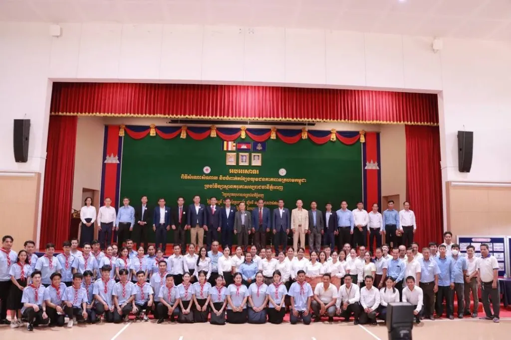 ពិធីសំណេះសំណាល និងបំពាក់កន្សែងជូនយុវជនដែលទើបជ្រើសរើសថ្មី ចំនួន២១០នាក់ នៃក្លឹបយុវជនកាកបាទក្រហមកម្ពុជា